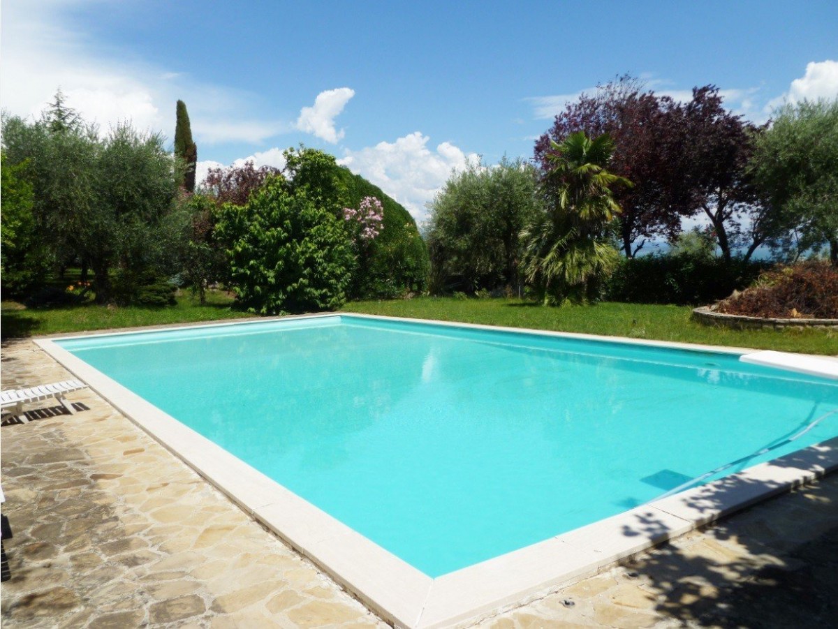 Moniga del Garda - Freistehende Villa in wunderschöner Parkanlage mit Pool