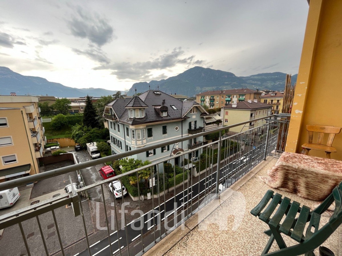 Bolzano Trilocale con balcone e ascensore