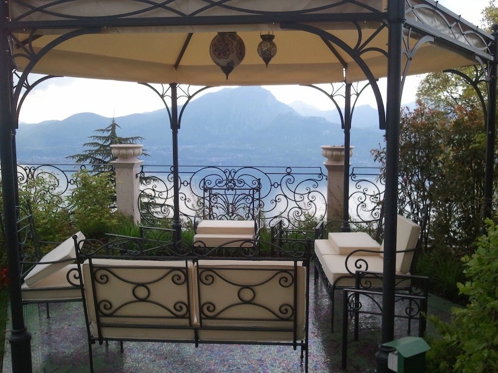 Traumhafte, sanierte Villa mit Parkanlage und Pool sowie unverbauten Seeblick am Gardasee zu verkaufen