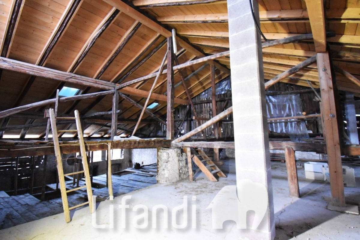 Sfruz, Nonstal: Sanierungsbedürftiges Haus auf 4 Etagen