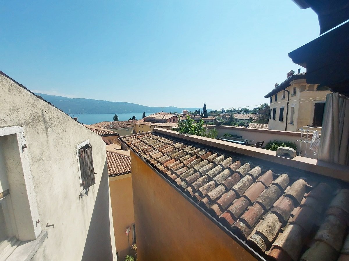 Gargnano - Sanierte Dachgeschosswohnung mit Seeblick!