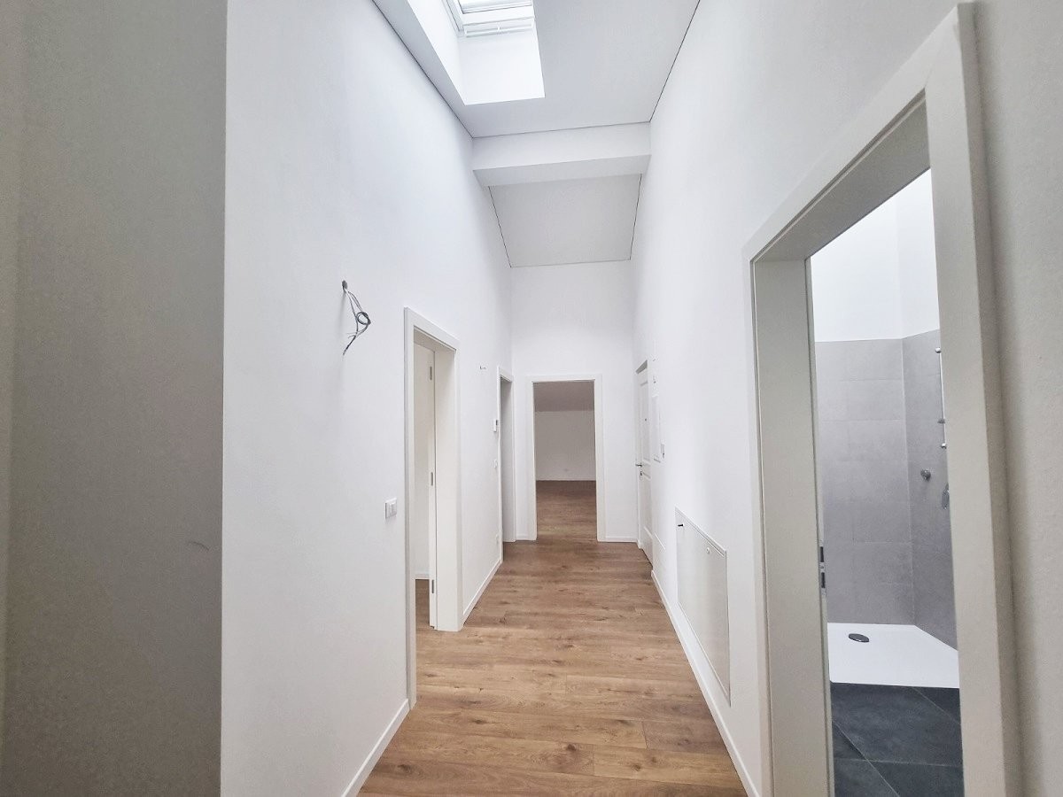 Kaltern - Miete: Neue 4-Zimmer Dachgeschosswohnung mit freier Aussicht!