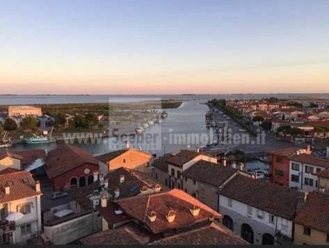Mediterranes außen saniertes Haus aus Stein in Marano  und unmittelbarer Nähe zum Meer zu verkaufen der Hafen ist 3 Minuten entfernt und Bootsanlegeplatz kann gemietet werden .
