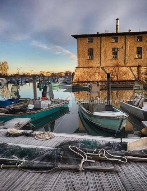 Mediterranes außen saniertes Haus aus Stein in Marano  und unmittelbarer Nähe zum Meer zu verkaufen der Hafen ist 3 Minuten entfernt und Bootsanlegeplatz kann gemietet werden .