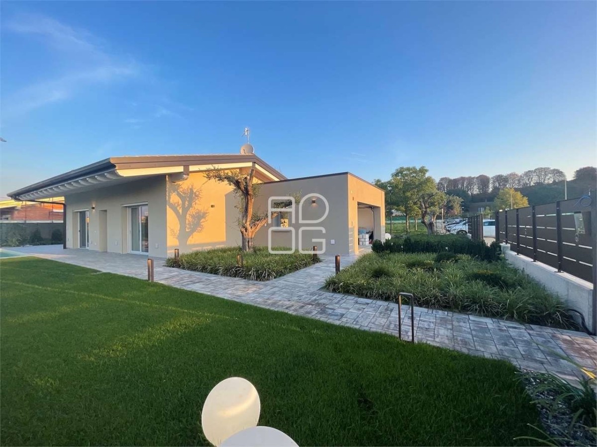 Nuova villa classe A4 con vista del lago di Garda