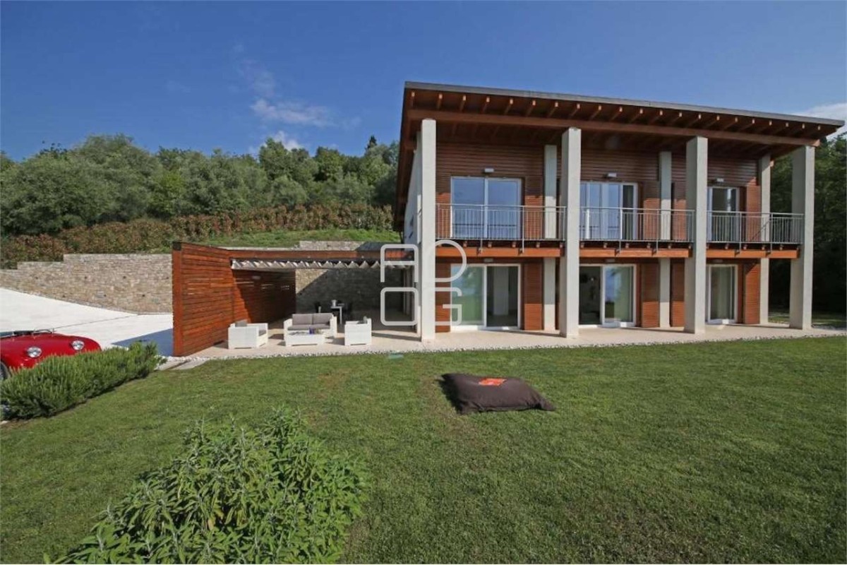 Moderne Villa mit fantastischem Seeblick