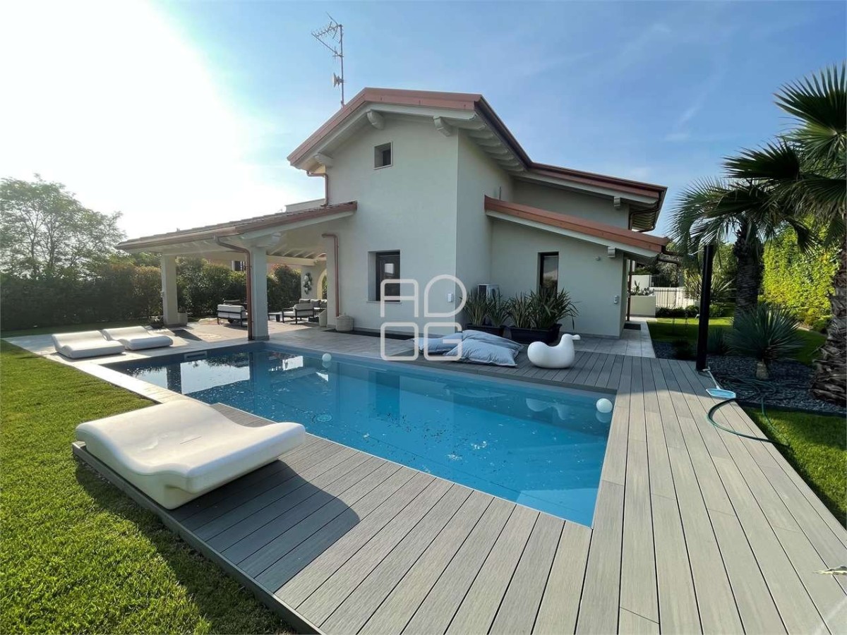 Elegante freistehende Villa mit privatem Pool