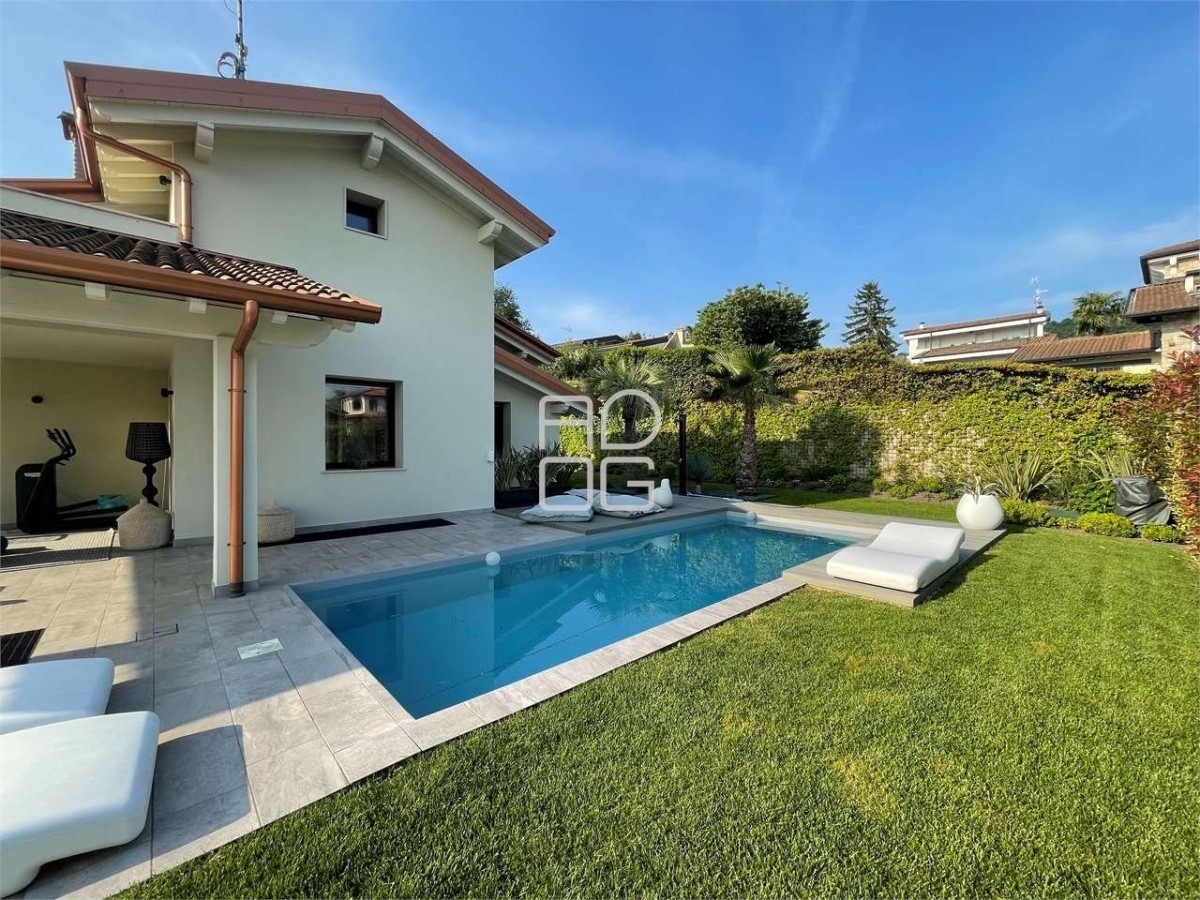 Elegante freistehende Villa mit privatem Pool