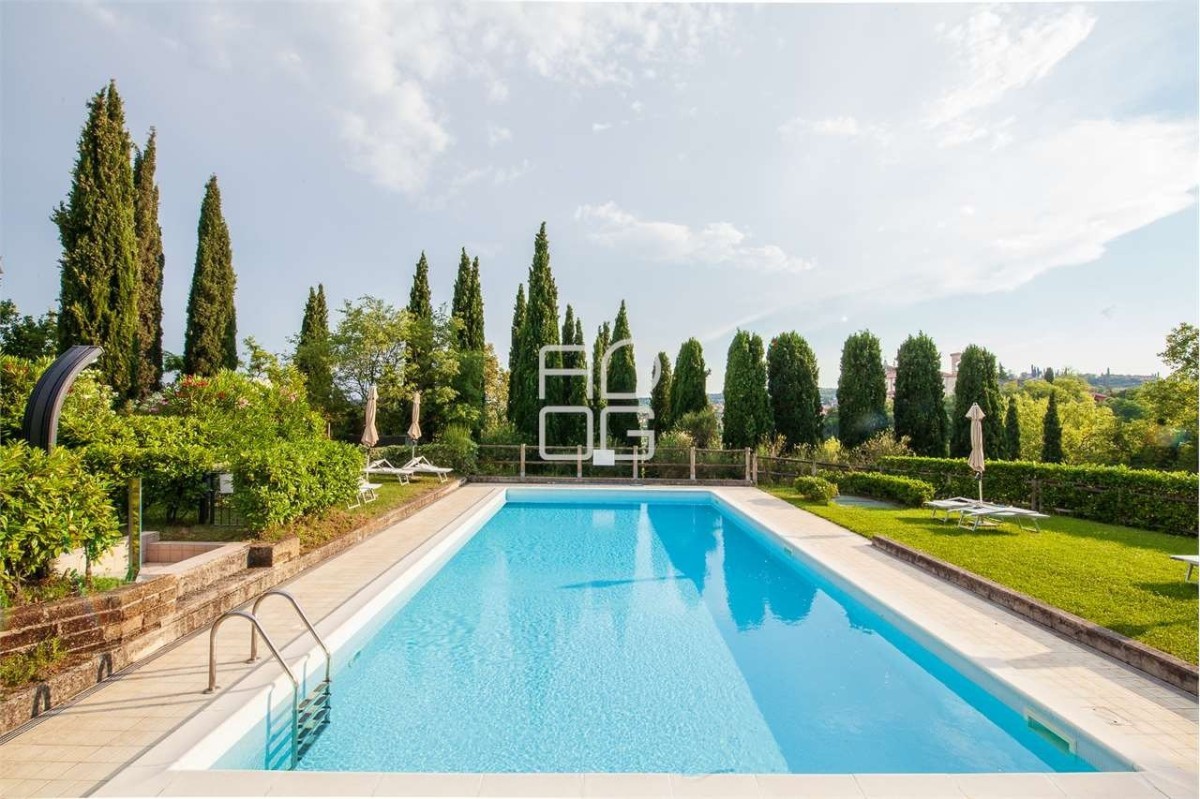 Freistehende Villa in Anlage mit Schwimmbad