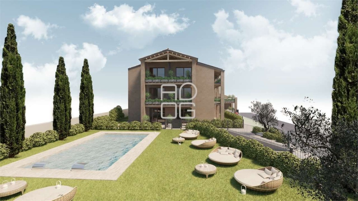 Moderna residenza circondata dal verde con piscina