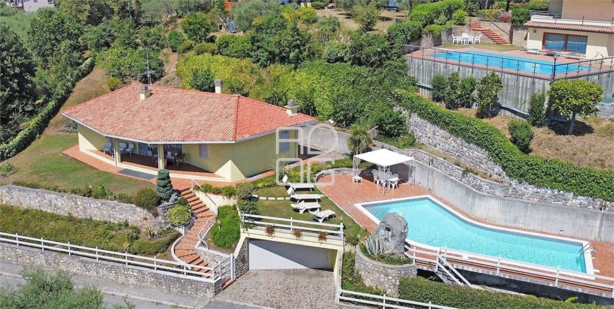 Villa mit schönem Seeblick und großem Garten