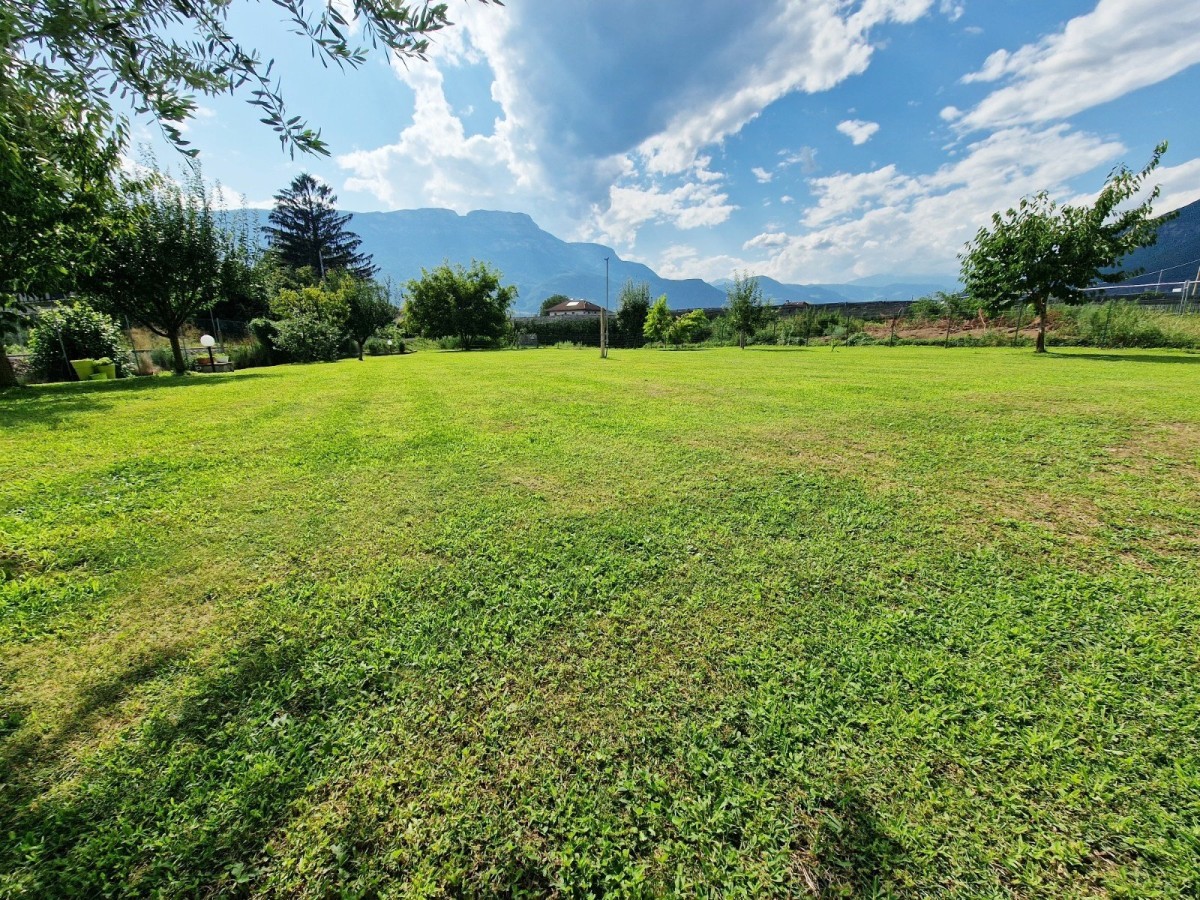 Bolzano - Casa a schiera ad angolo seminuova con quasi 1.300 mq di giardino privato!