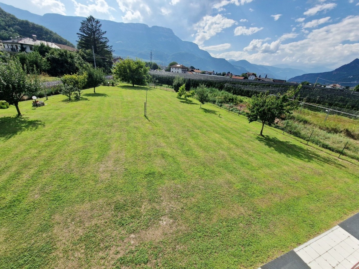 Bolzano - Casa a schiera ad angolo seminuova con quasi 1.300 mq di giardino privato!