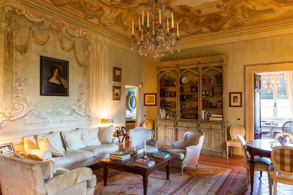 In residenza storica, esclusivo appartamento con affreschi
