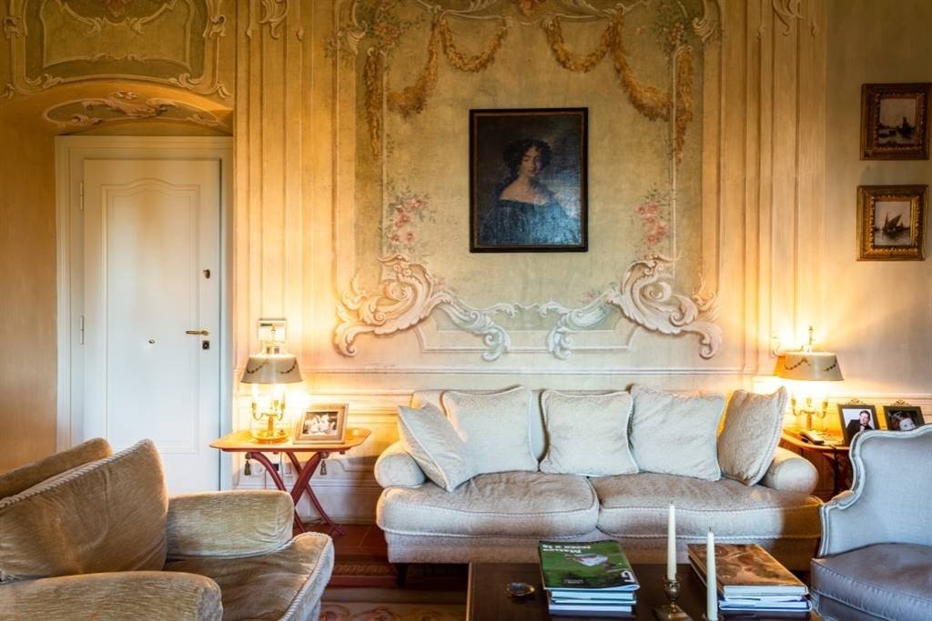 In residenza storica, esclusivo appartamento con affreschi
