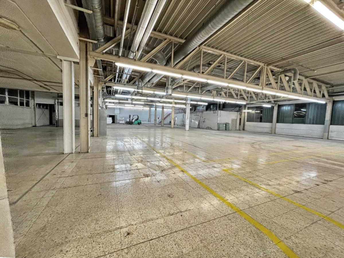 KAUF!  3000 m² - 3500m² !! Halle - Produktion- Lagerfläche plus 600m² Bürofläche  in Kramsach
