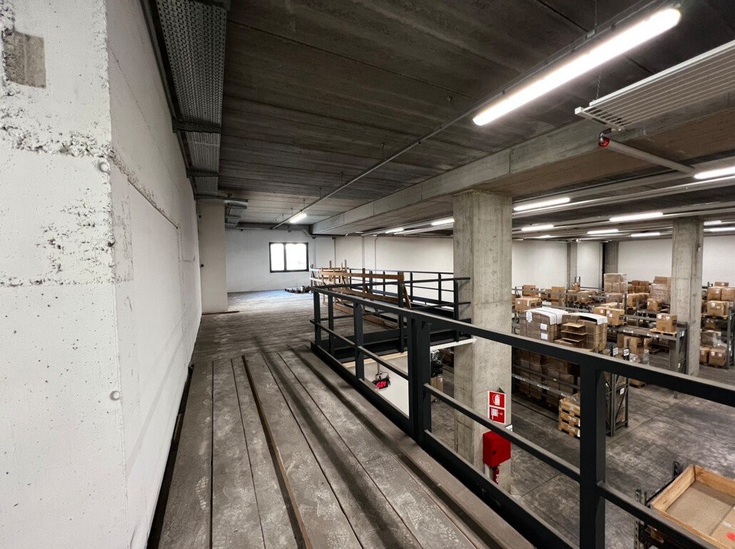 250 m² großer Hängeboden - nutzbar als Magazin und Büro