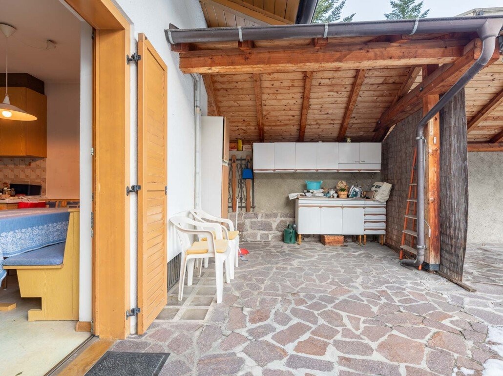 Casa trifamiliare in posizione panoramica con garage, posti macchina e cortile interno