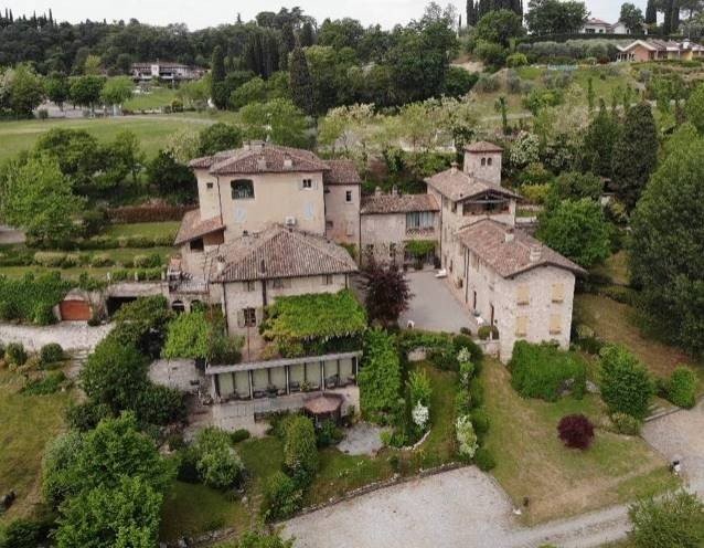 In einem eleganten Kontext, mit dem Charme eines toskanischen Dorfes, umgeben von viel GrÃ¼n, zum Kauf Teil eines Hauses mit rustikalen Konzept!