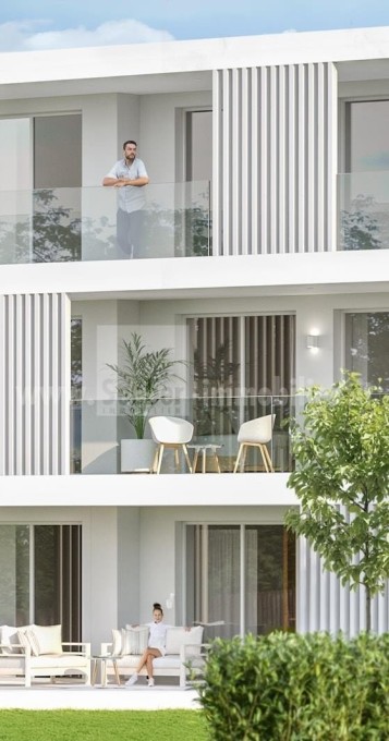 The White Residence: Ihr exklusives Zuhause mit großzügigen Fenstern, modernem Komfort und grüner Oase. Entdecken Sie Ihre 3-Zimmer-Wohnung im Erdgeschoss – ein Lebensraum voller Freiheit. 