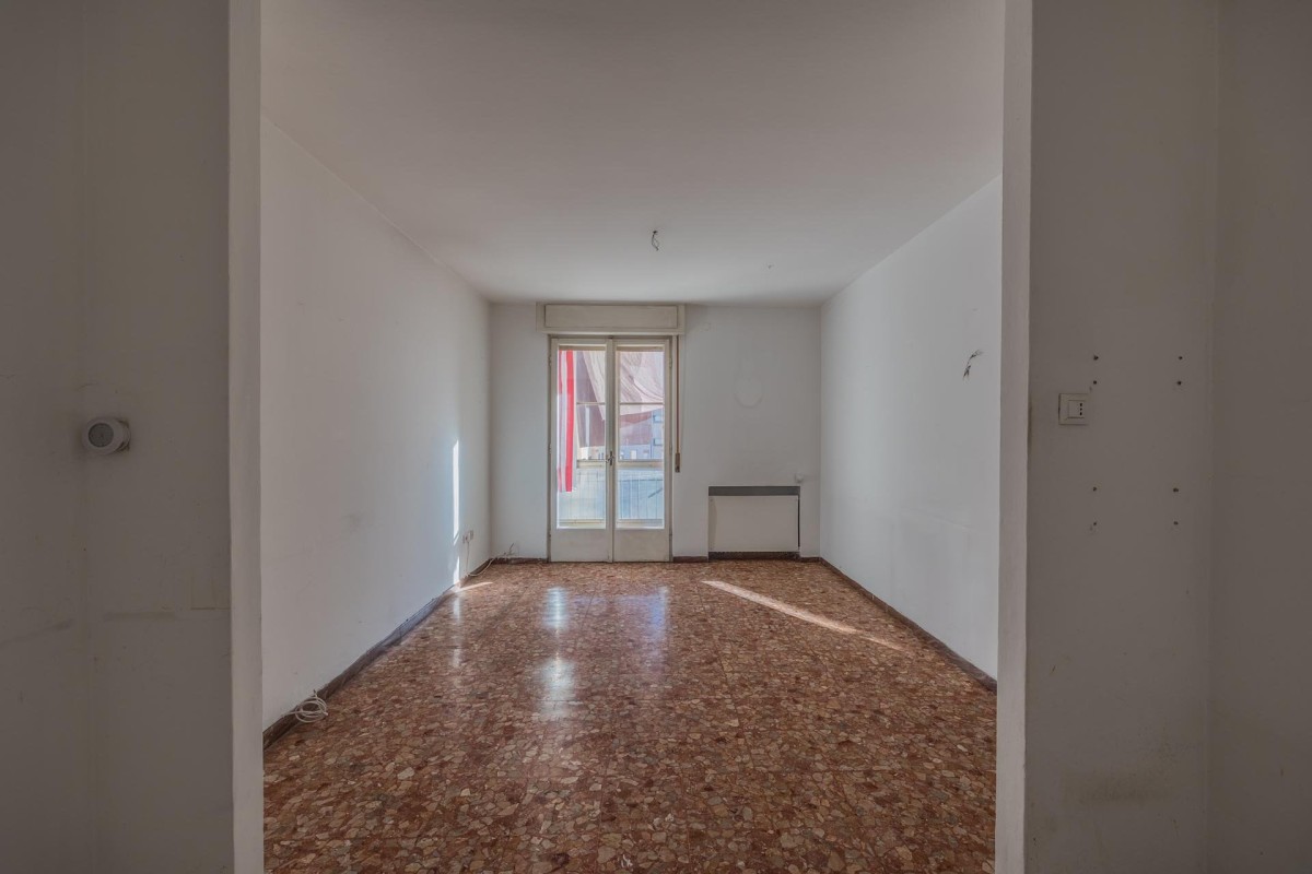 Italien Allee: Sanierungsbedürftige und interne 3-Zimmer Wohnung
