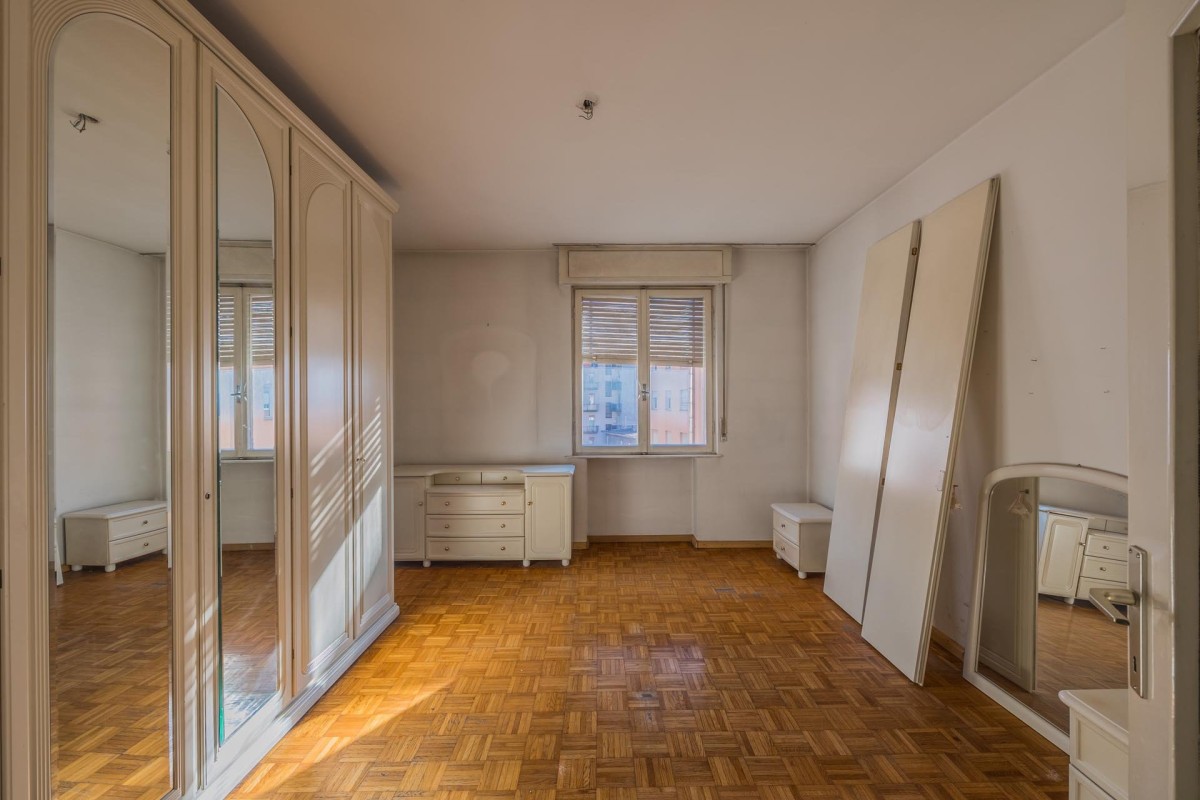 Italien Allee: Sanierungsbedürftige und interne 3-Zimmer Wohnung