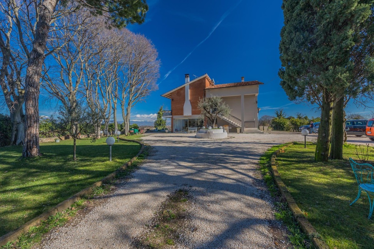 Ponti Sul Mincio - Villa umgeben von 5.000 m² privater Parkanlage und freiem Ausblick!