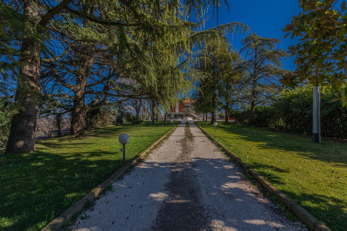 Ponti Sul Mincio - Villa circondata da 5.000 mq di parco privato e vista libera!