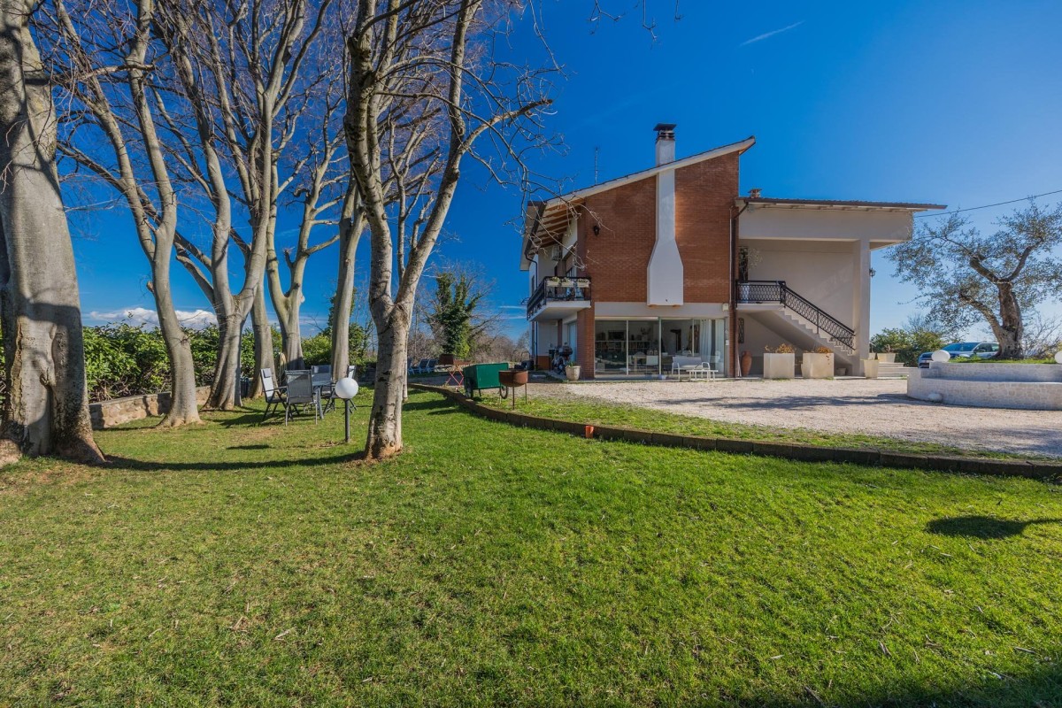 Ponti Sul Mincio - Villa umgeben von 5.000 m² privater Parkanlage und freiem Ausblick!