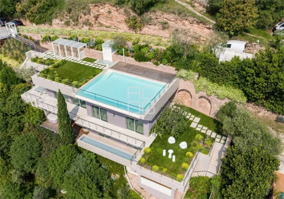 Moderna villa di design con vista lago mozzafiato