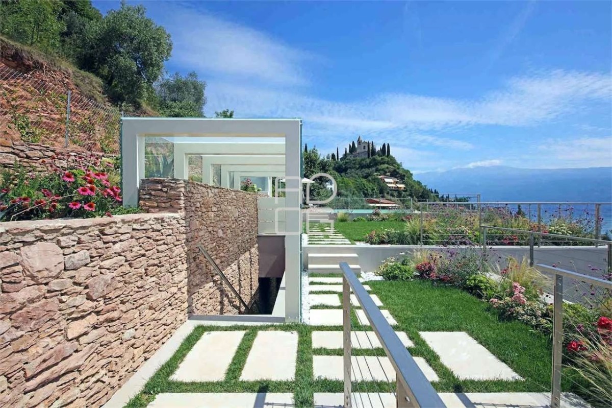 Moderne Design-Villa mit atemberaubendem Seeblick