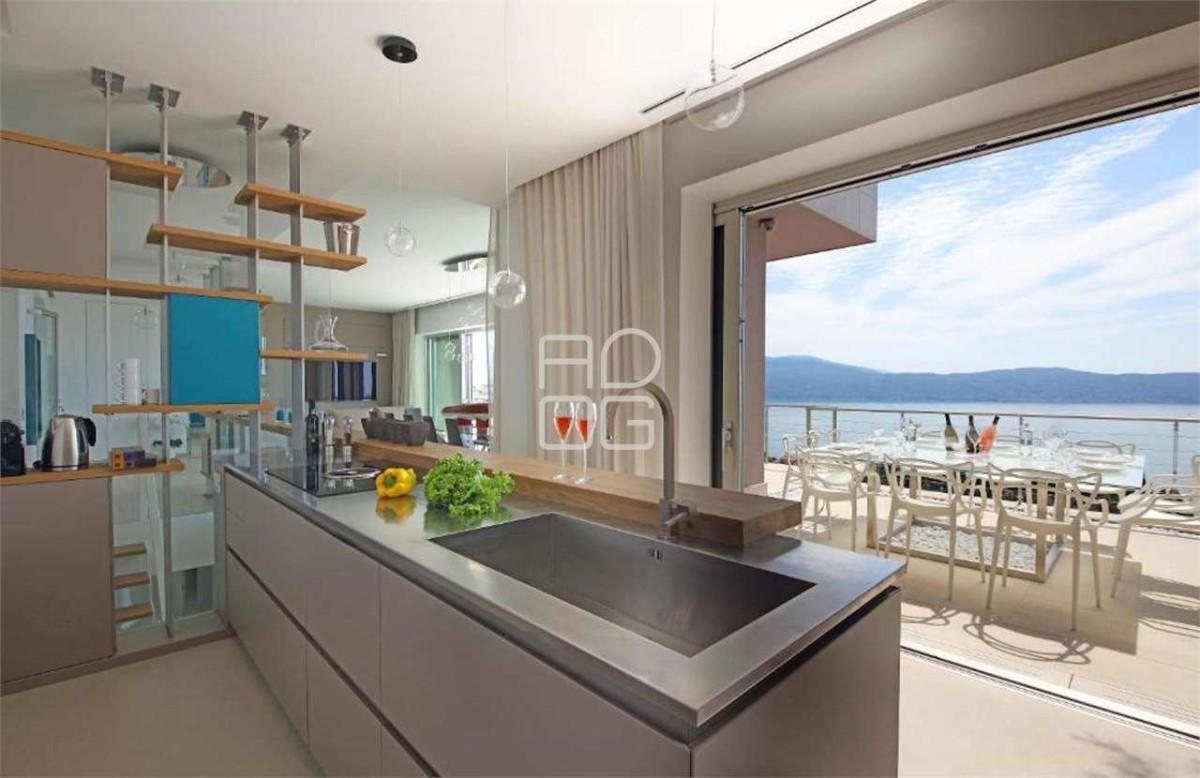 Moderna villa di design con vista lago mozzafiato