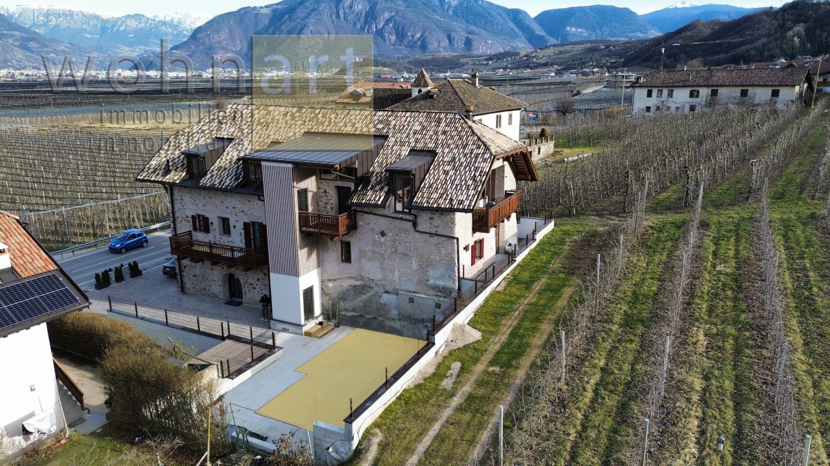 Villa moderna con terrazza panoramica in vendita ad Appiano