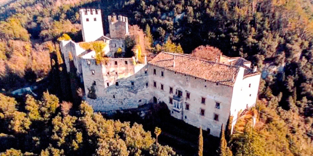 Geschichtsträchtige Burg über dem Sarca-Tal