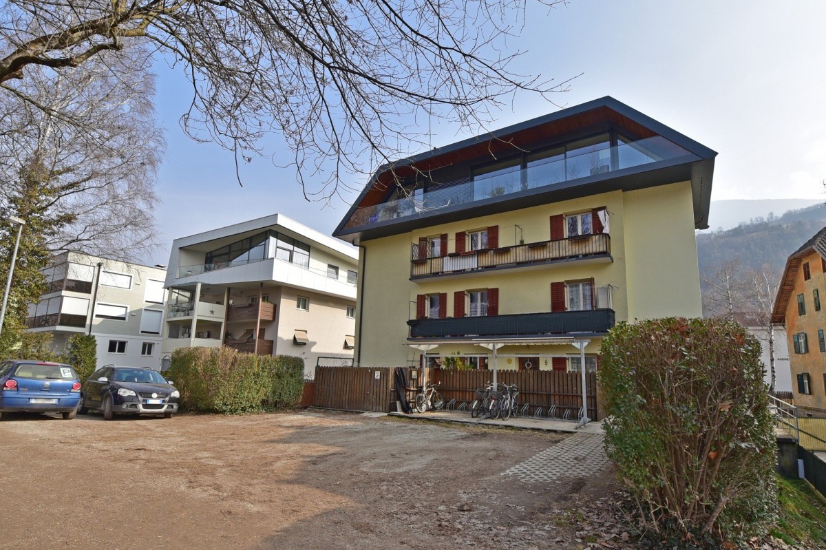 Sanierungsbedürftige Wohnung mit Westbalkon