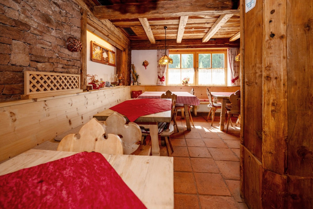 Rustikales Restaurant mit einer Zweizimmerwohnung