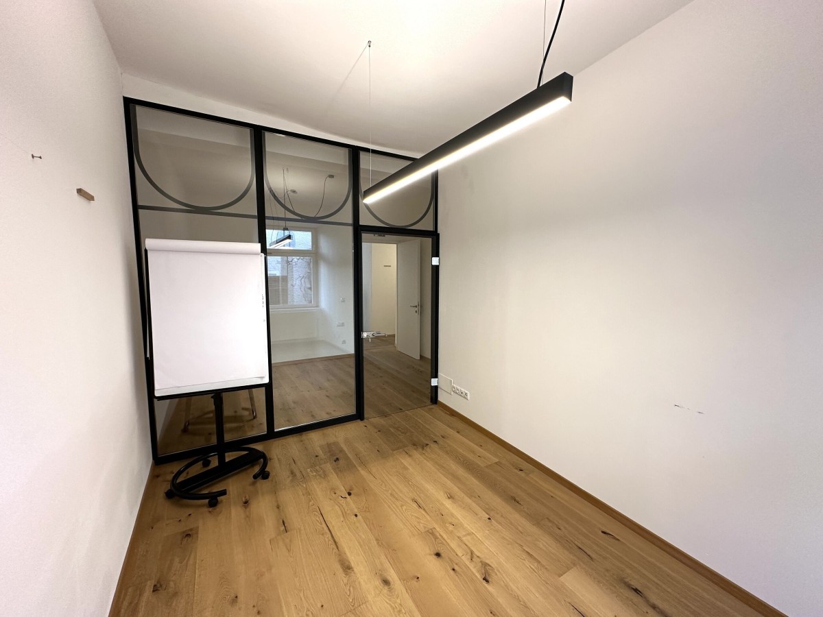 Kaltern/Zentrum - Kürzlich saniertes Büro zu vermieten