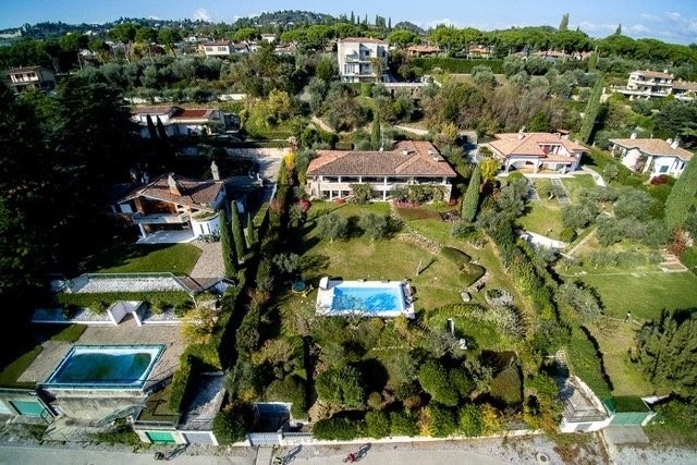Villa prestigiosa con parco e piscina