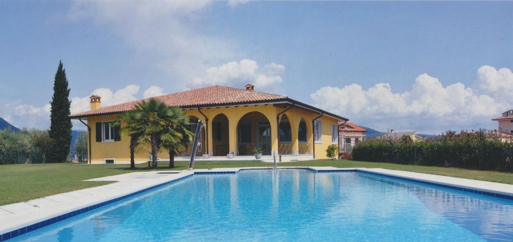 Repräsentative Villa mit Schwimmbad und Seeblick