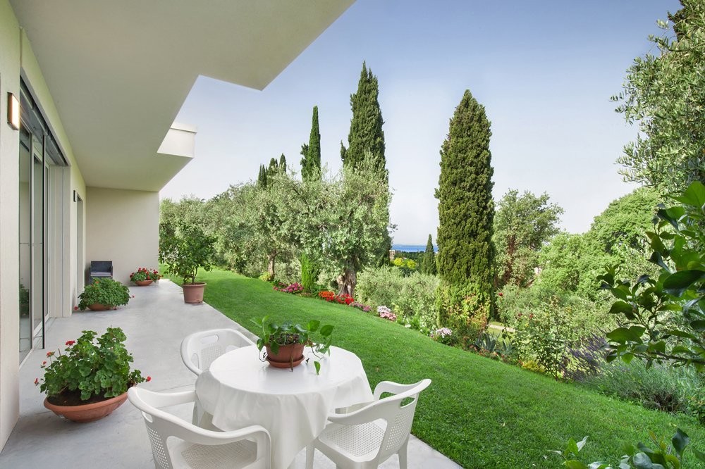Moderne Villa mit privatem Garten
