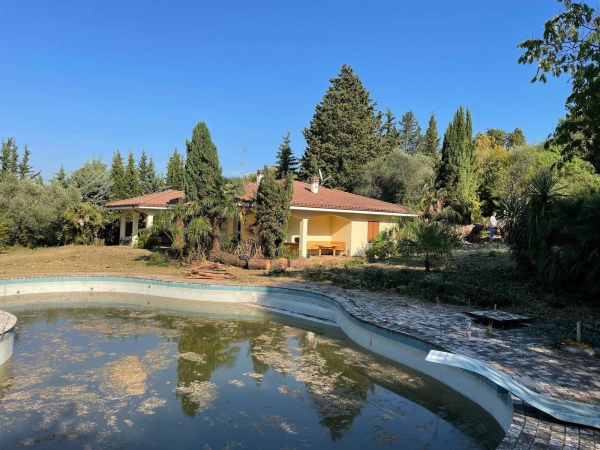 Villa vista Lago con ampio giardino e piscina