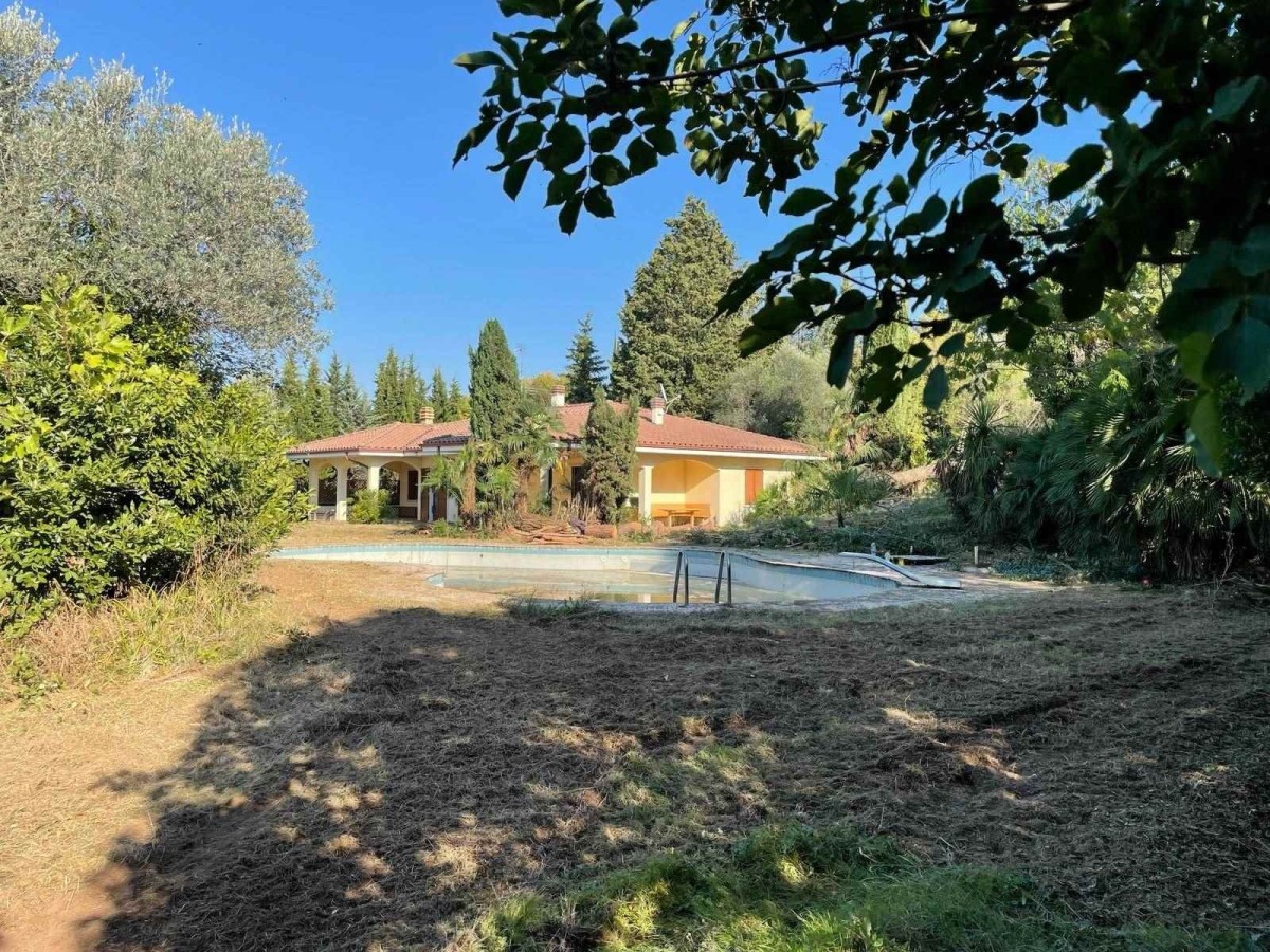 Villa mit Seeblick, groÃem Garten und Schwimmbad