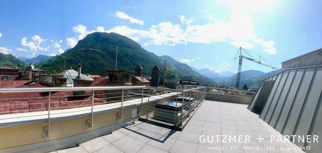 Sopra i tetti della città Centro storico    Bolzano
