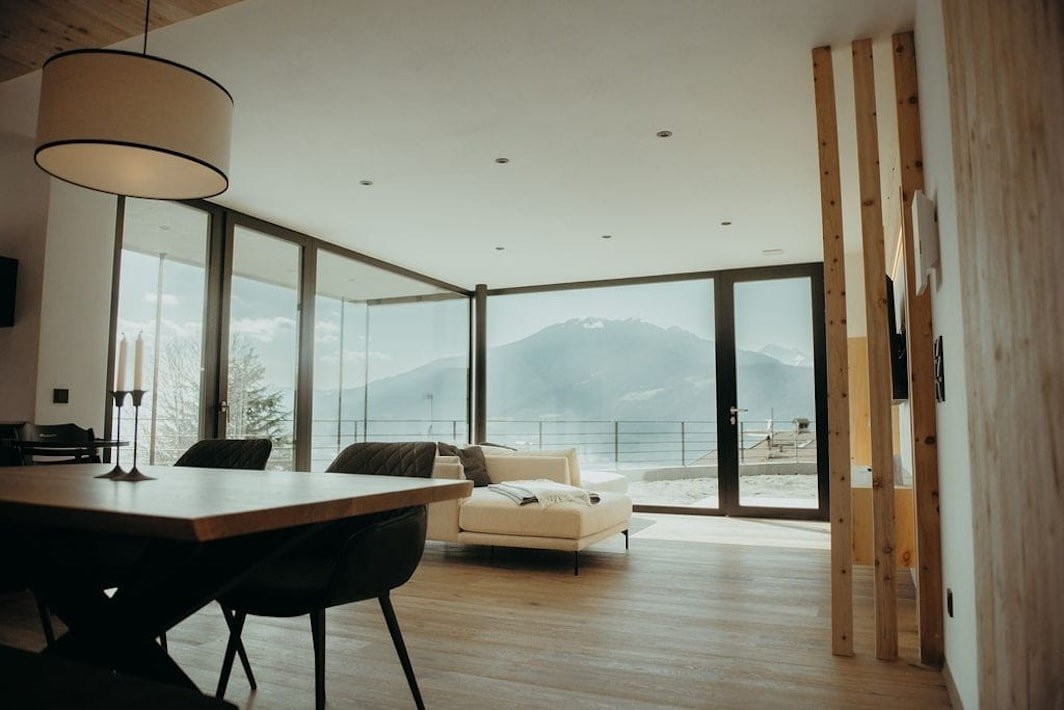 Erleben Sie luxuriöses Wohnen mit atemberaubender Aussicht in Ihrer neuen 3-Zimmer Wohnung in Sankt Leonhard bei Brixen. 