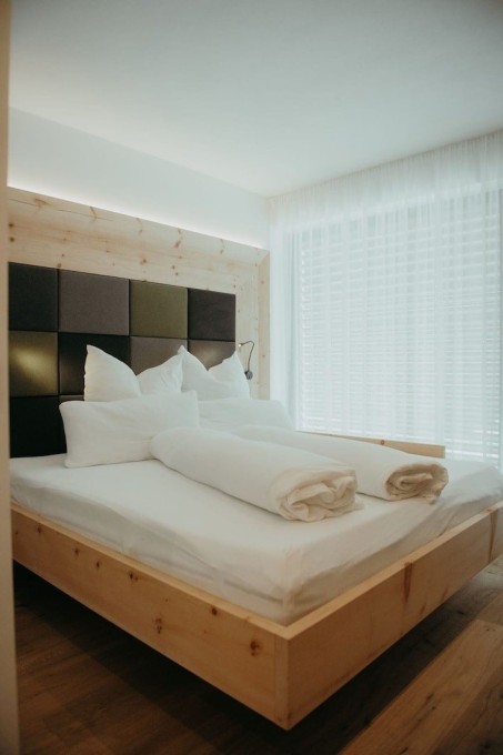 Erleben Sie luxuriöses Wohnen mit atemberaubender Aussicht in Ihrer neuen 3-Zimmer Wohnung in Sankt Leonhard bei Brixen. 